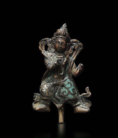 Piccola Figura di Amitayus Danzante in Bronzo con Tracce di Smalti Cloisonné, Cina, Dinastia Ming...