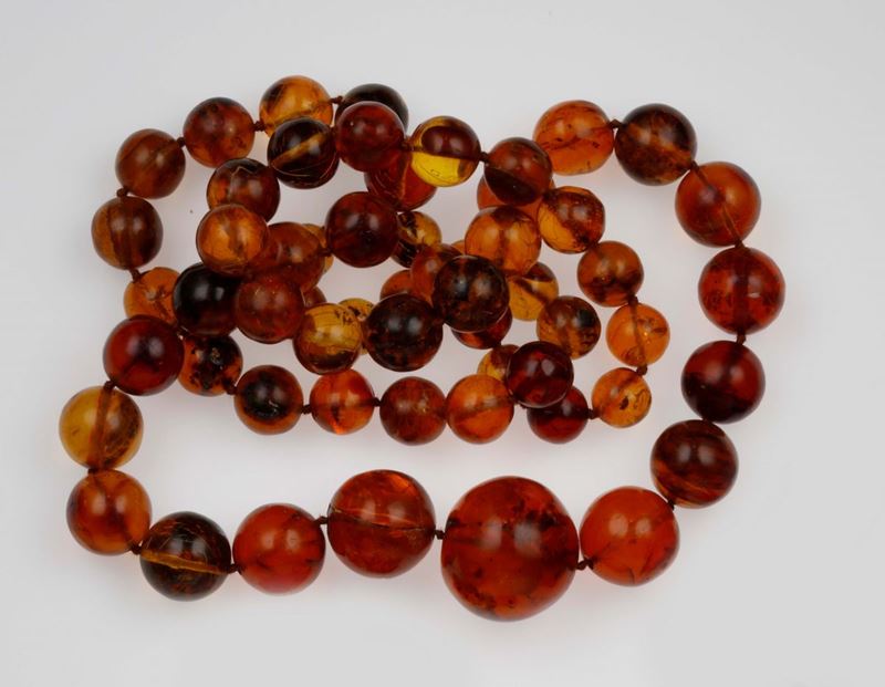 Graduated amber beads necklace  - Auction Fine Jewels - II - Cambi Casa d'Aste