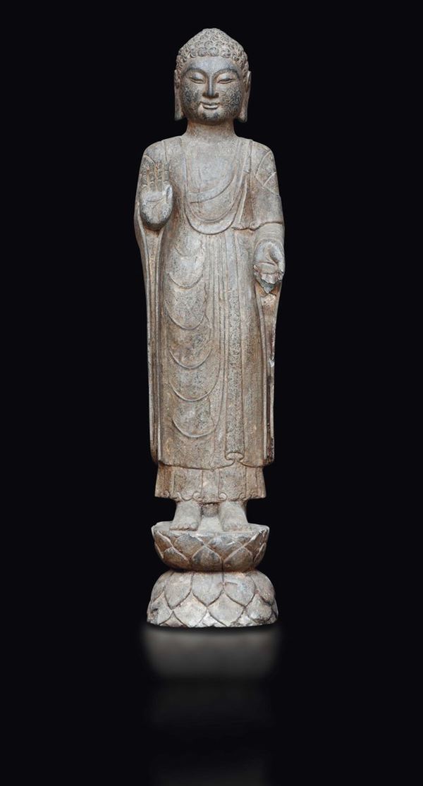 Figura di Buddha in pietra eretto su doppio fiore di loto, Cina, XX secolo