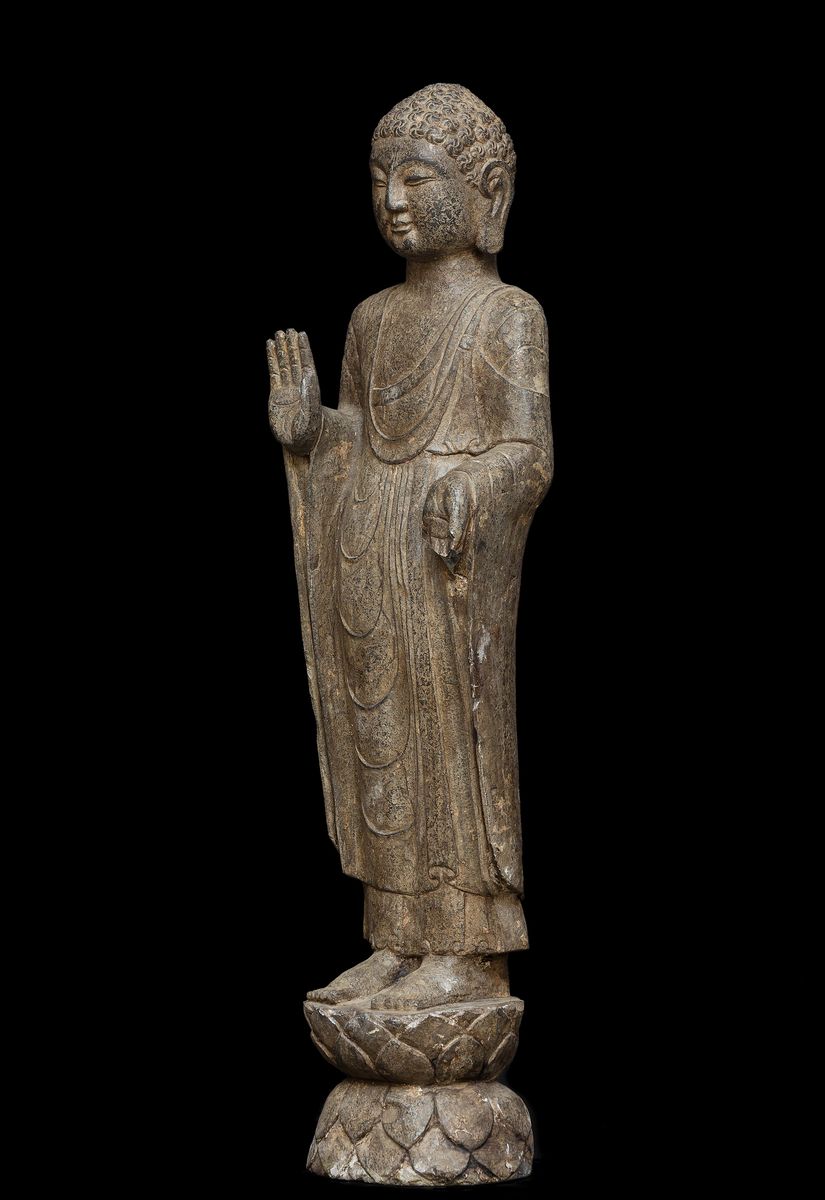 Figura di Buddha in Pietra Eretto su Doppio Fiore di Loto, Cina, XX Secolo