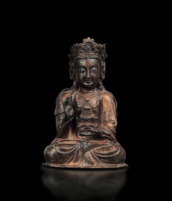 Grande figura di Buddha seduto in bronzo laccato e dorato, Cina, Dinastia Ming, XVII secolo
