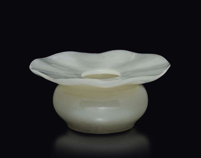 Coppa in Giada Bianca con Bocca a Forma di Fiore, Cina, Dinastia Qing, Epoca Qianlong (1736-1795)