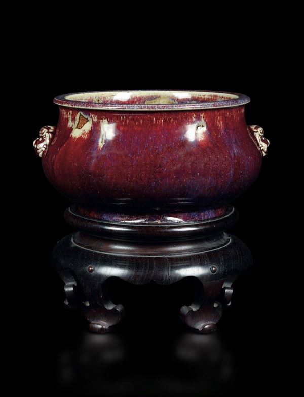 Incensiere in porcellana flambè sui toni del rosso e del viola con manici a mascheroni, Cina, Dinastia Qing, epoca Qianlong (1736-1795)