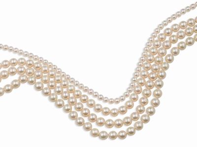 Lotto Composto da una Collana di Perle e Tre Fili di Perle