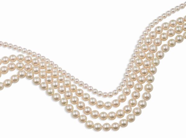 Lotto composto da una collana di perle e tre fili di perle