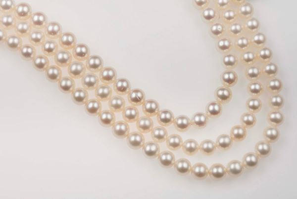 Lot consisting of 3 rows of cultured pearls