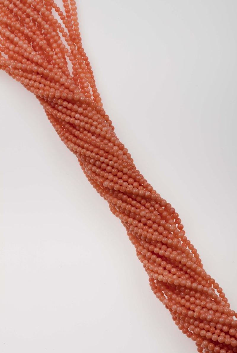 Lotto composto da 31 fili di corallo rosa  - Asta Fine Jewels - II - Cambi Casa d'Aste