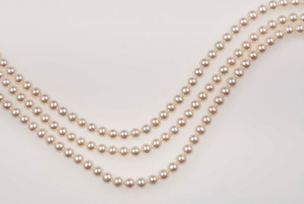 Lot consisting of 3 rows of cultured pearls