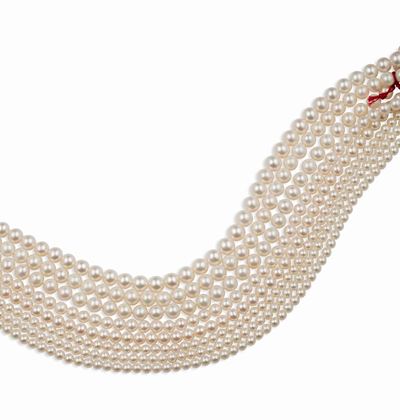 Lotto Composto da una Collana di Perle e da 7 Fili di Perle