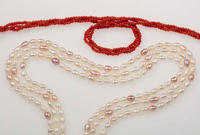 Lotto Composto da una Collana di Corallo e da 3 Fili di Perle