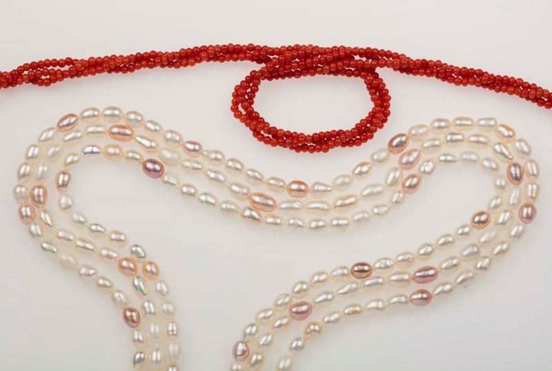 Lot consisting of one coral necklace and 3 rows of cultured pearls  - Auction Fine Jewels - II - Cambi Casa d'Aste