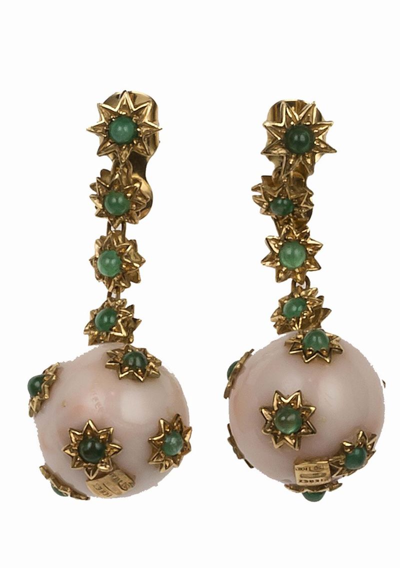 Orecchini pendenti con boules in corallo rosa e smeraldi taglio cabochon  - Asta Fine Jewels - II - Cambi Casa d'Aste