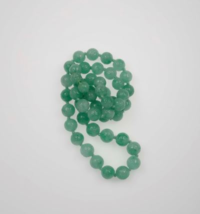 Una Collana con Boules di Giadeite Incisa