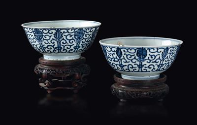 Coppia di Coppette in Porcellana Bianca e Blu a Decoro Geometrico, Cina, Dinastia Qing, XIX Secol...