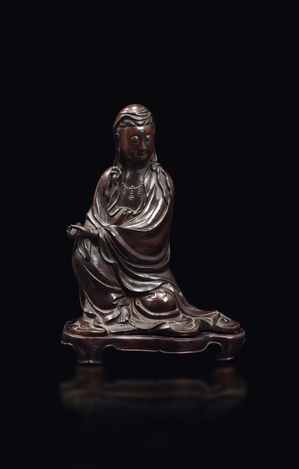 Figura di Guanyin seduta in bronzo con intarsi in argento sulla veste a decoro di nuvole, Cina, Dinastia Qing, XVIII secolo
