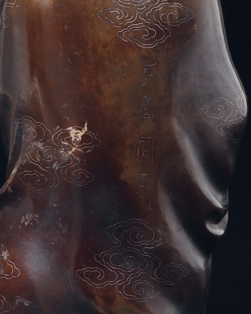 Figura di Guanyin Seduta in Bronzo con Intarsi in Argento sulla Veste a Decoro di Nuvole, Cina, D...