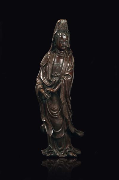 Figura di Guanyin con Velo sulla Testa Scolpita in Bronzo con Intarsi in Argento sulla Veste a De...