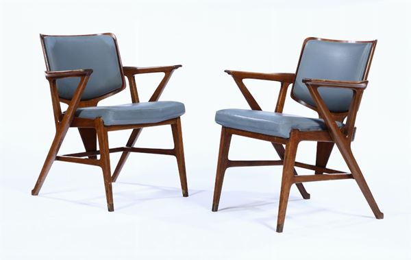 Coppia di sedie in legno con rivestimento in tessuto.