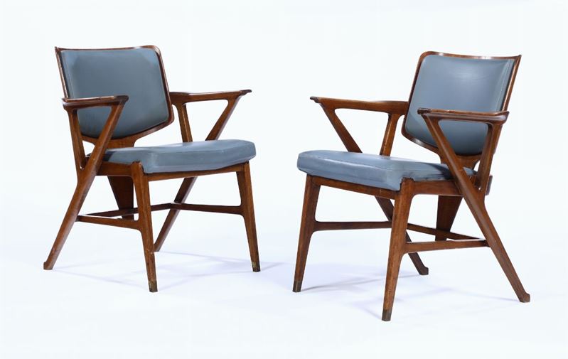 Coppia di sedie in legno con rivestimento in tessuto.  - Auction Design - Cambi Casa d'Aste