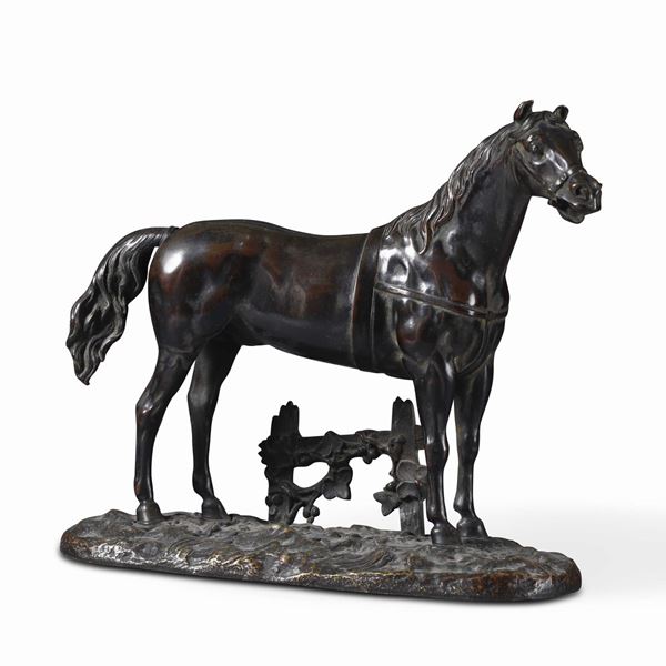 Fonditore del XIX-XX secolo Cavallo con finimenti accanto ad una siepe