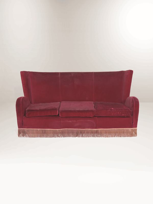 Salotto composto da un divano e due poltrone con struttura in legno e rivestimento in tessuto.