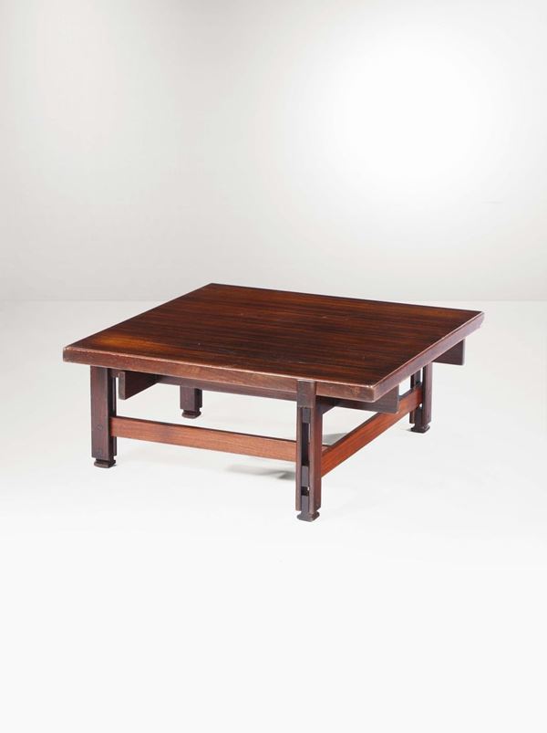Tavolo basso in legno.