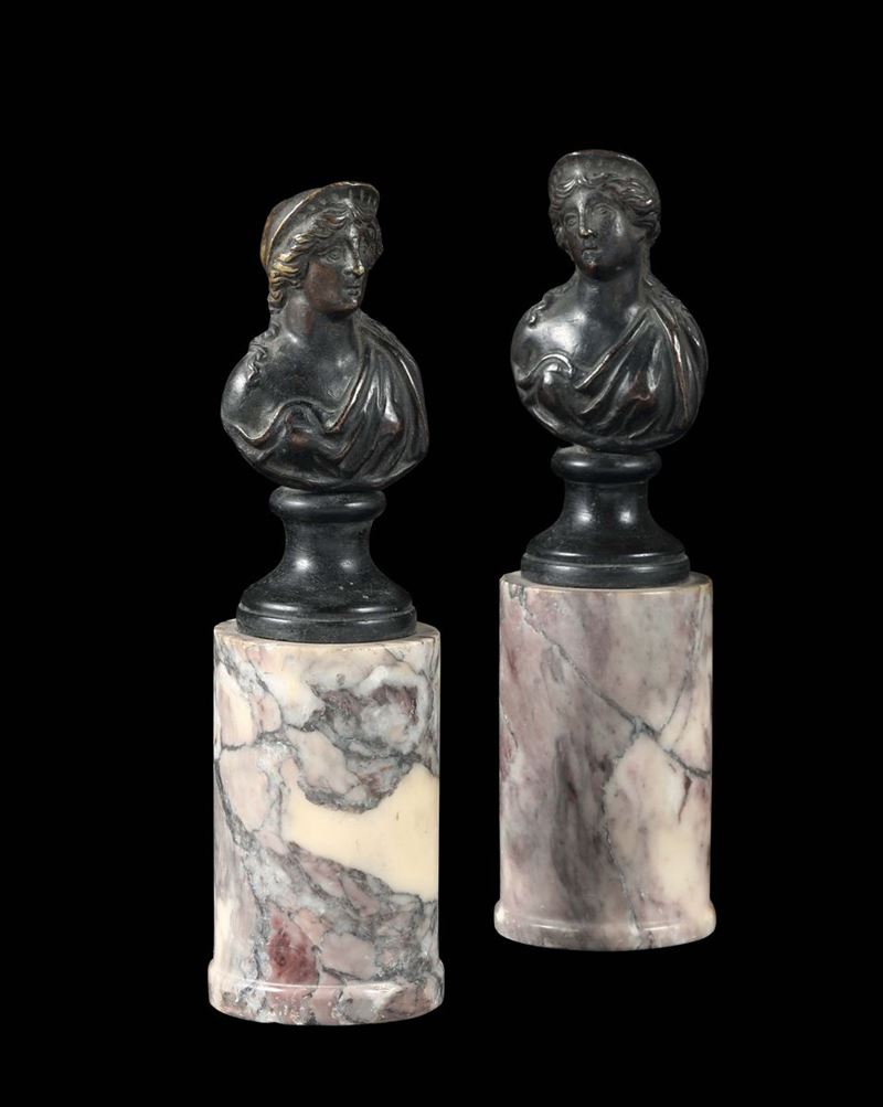 Due busti muliebri in bronzo fuso e cesellato. Arte italiana del XVII secolo  - Auction Sculpture and Works of Art - Cambi Casa d'Aste
