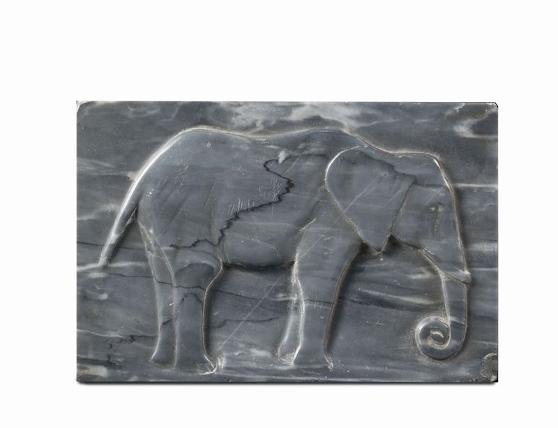 Placchetta in marmo scolpito con elefante, XVIII secolo  - Asta Antiquariato - Cambi Casa d'Aste
