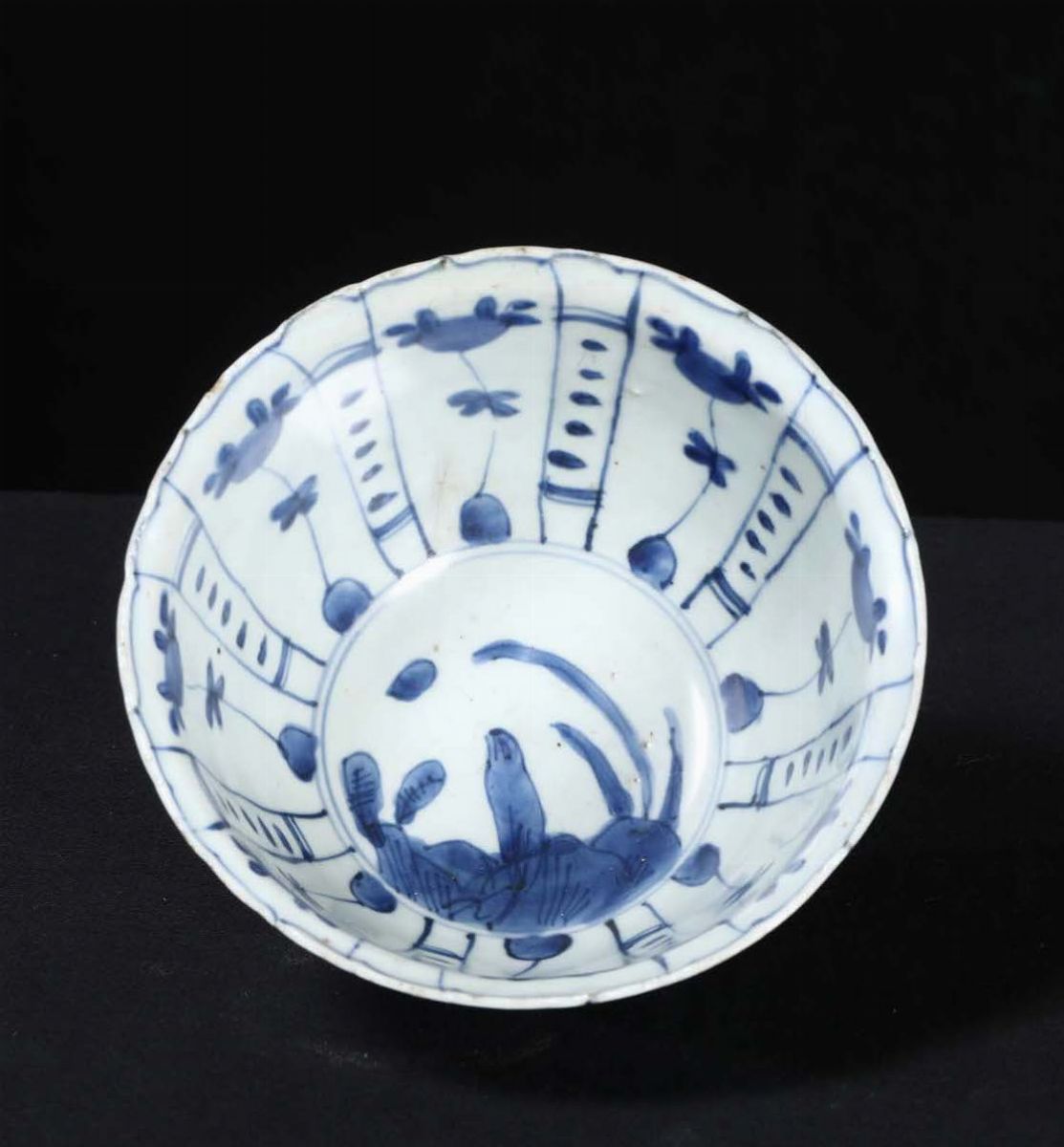 Ciotola in Porcellana Bianca e Blu con Raffigurazione Interna Centrale di Lepre, Cina, Dinastia M...