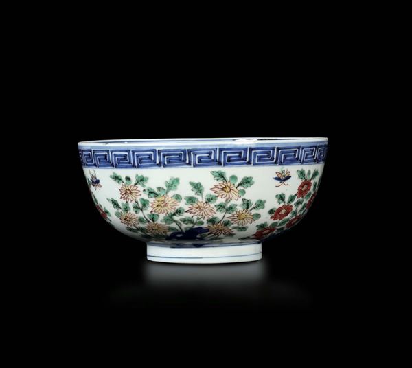 A polychrome enamelled porcelain bowl with floral decoration and inside depicting dragon and phoenix,  [..]