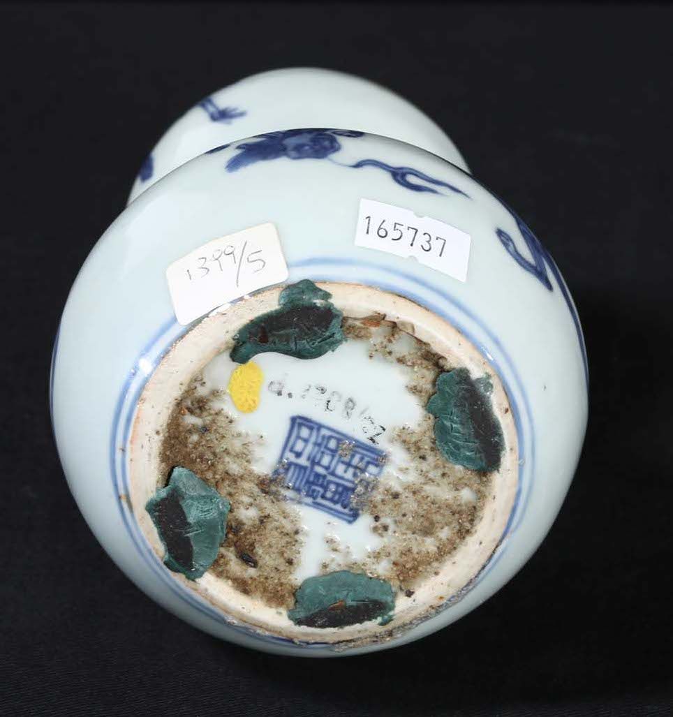 Vaso a Doppia Zucca in Porcellana Bianca e Blu a Decoro Naturalistico, Cina, Dinastia Ming, Epoca...