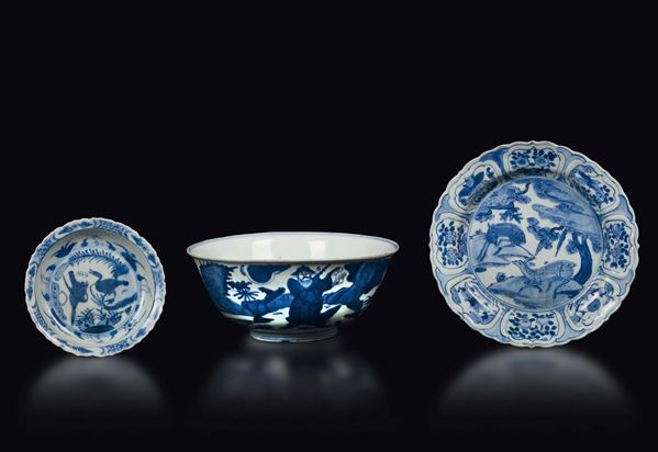 Lot of blue and white porcelains, two Wanli dishes and a bowl depicting wiseman with apocryphal Chenghua mark, China, Ming/Qing Dynasty, 16th/17th century