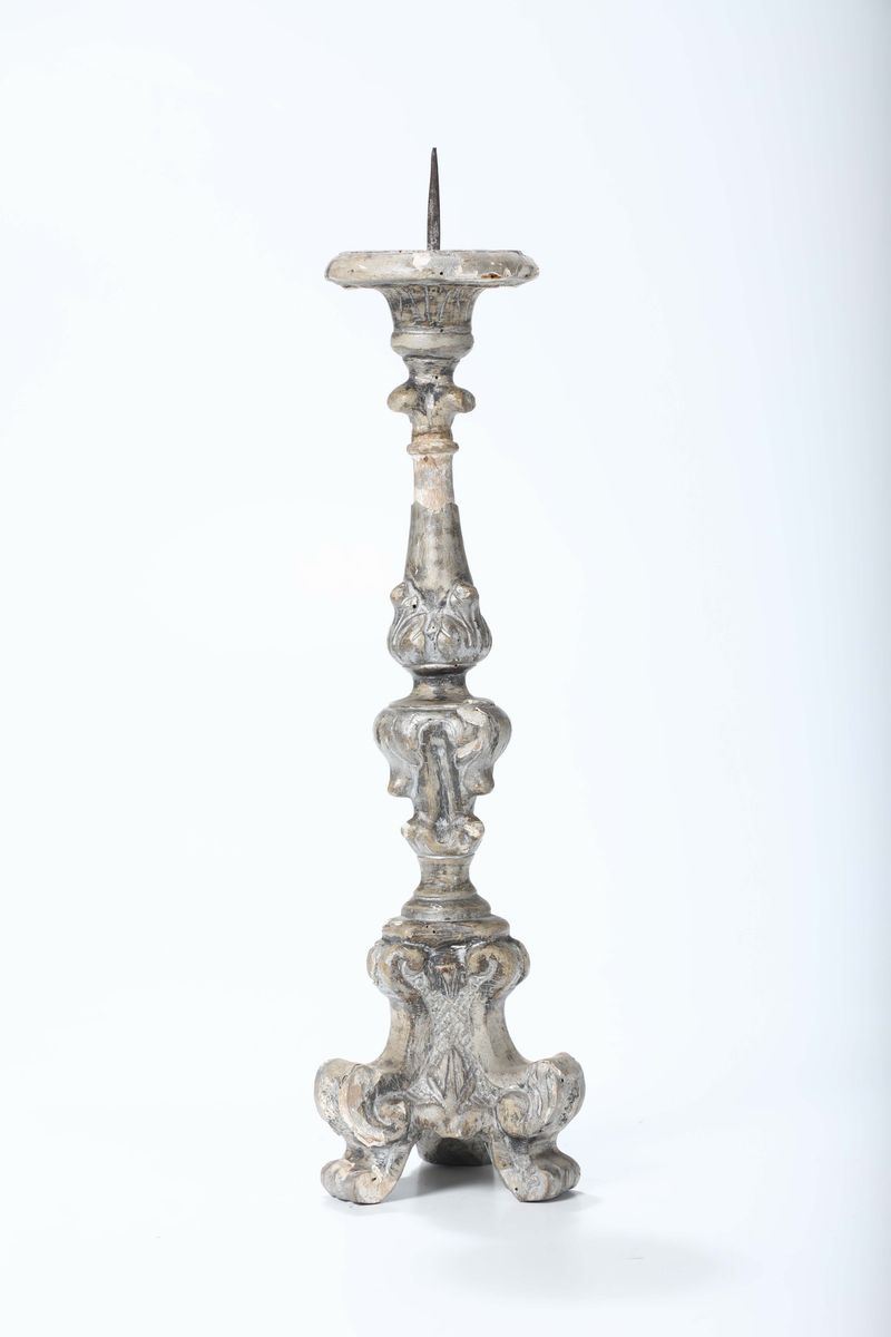 Candeliere in legno intagliato e argentato, XVIII secolo  - Auction Asta a Tempo antiquariato - II - Cambi Casa d'Aste