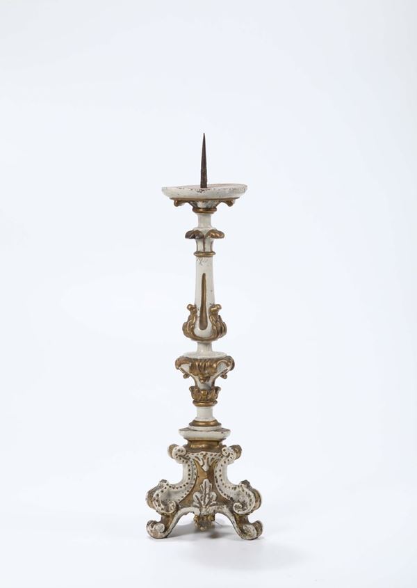 Candeliere in legno intagliato, dorato e laccato, XIX secolo