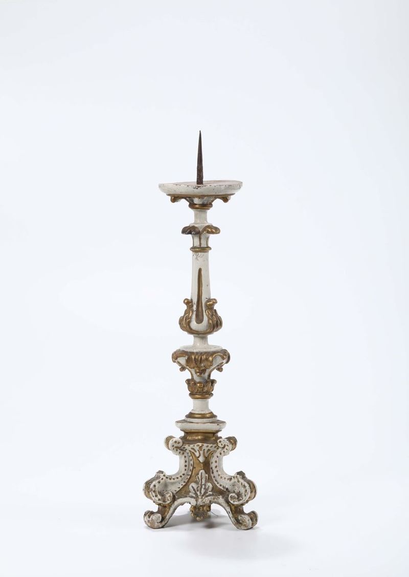 Candeliere in legno intagliato, dorato e laccato, XIX secolo  - Asta Asta a Tempo antiquariato - II - Cambi Casa d'Aste