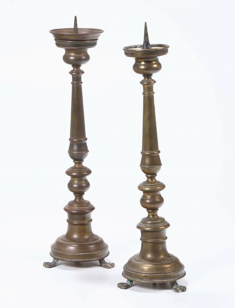 Coppia di candelieri in ottone, XIX secolo  - Auction Asta a Tempo antiquariato - II - Cambi Casa d'Aste