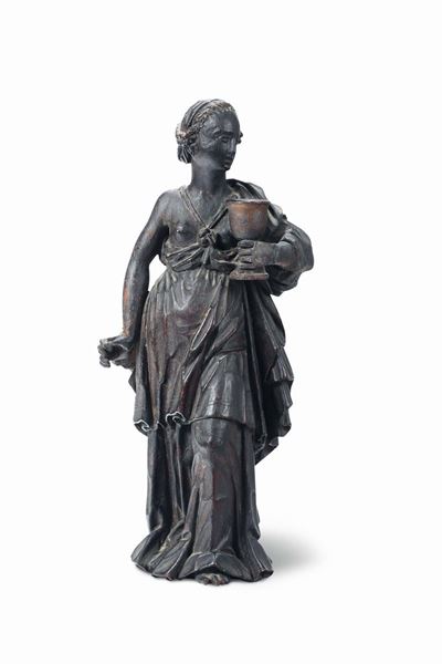 Figura Femminile (ebe?) in Legno Scolpito, Patinato e Dorato. Francia o Fiandre XVII Secolo