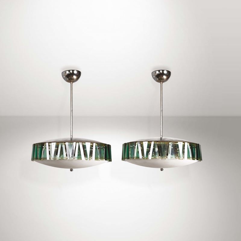 Coppia di lampdadari con struttura in metallo e diffusori in vetro molato e vetro satinato.  - Auction Design - Cambi Casa d'Aste