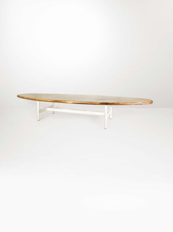 Grande tavolo da riunioni con struttura in metallo laccato e piano in legno laccato e laminato.
