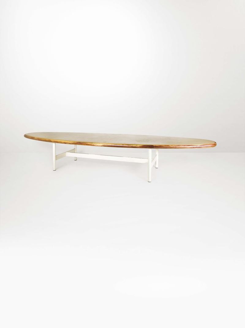 Grande tavolo da riunioni con struttura in metallo laccato e piano in legno laccato e laminato.  - Auction Design - Cambi Casa d'Aste