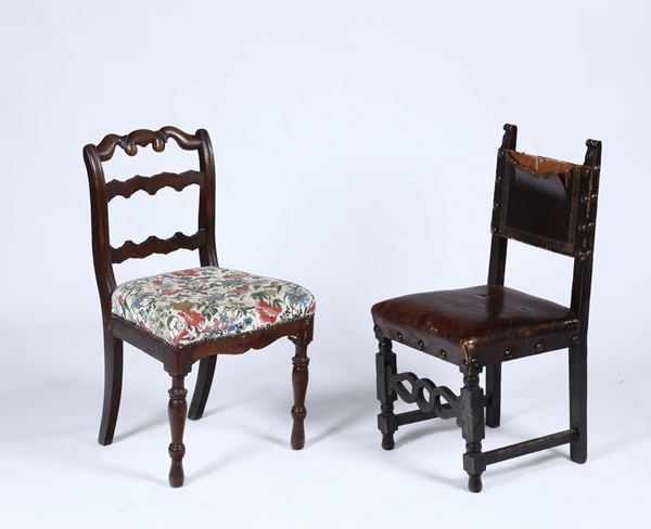 Due sedie differenti in legno
