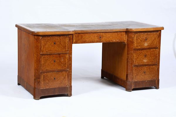 Scrivania scantonata in noce, XIX secolo