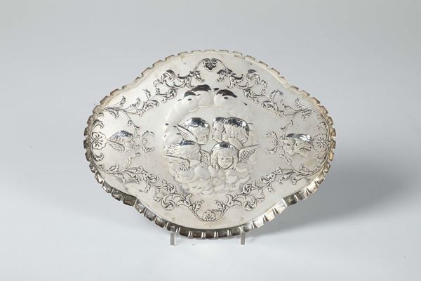 Vassoio portapasta in argento sbalzato, Inghilterra XX secolo