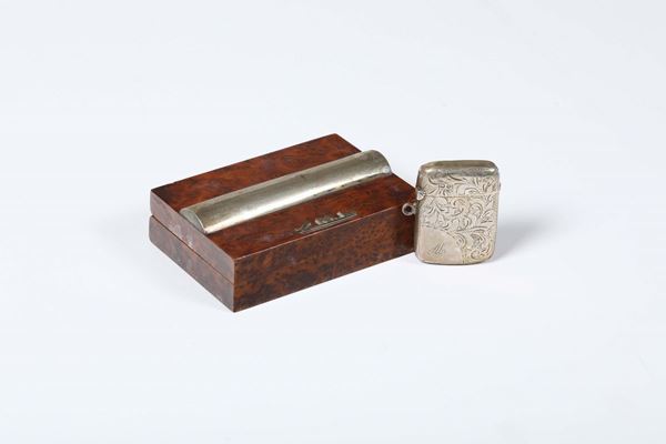 Piccola scatola in legno decò e un portafiammiferi in argento