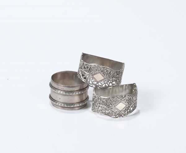 Lotto di tre portatovaglioli in argento