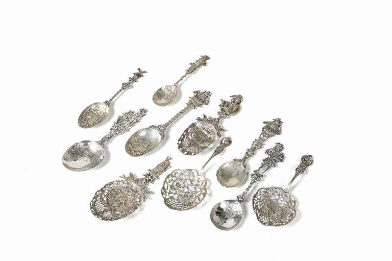 Lotto di dieci cucchiai in argento sbalzato  - Asta Antiquariato - Cambi Casa d'Aste