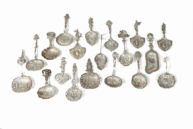 Lotto di diciannove cucchiai in argento sbalzato e traforato, XIX-XX secolo  - Asta Antiquariato - Cambi Casa d'Aste