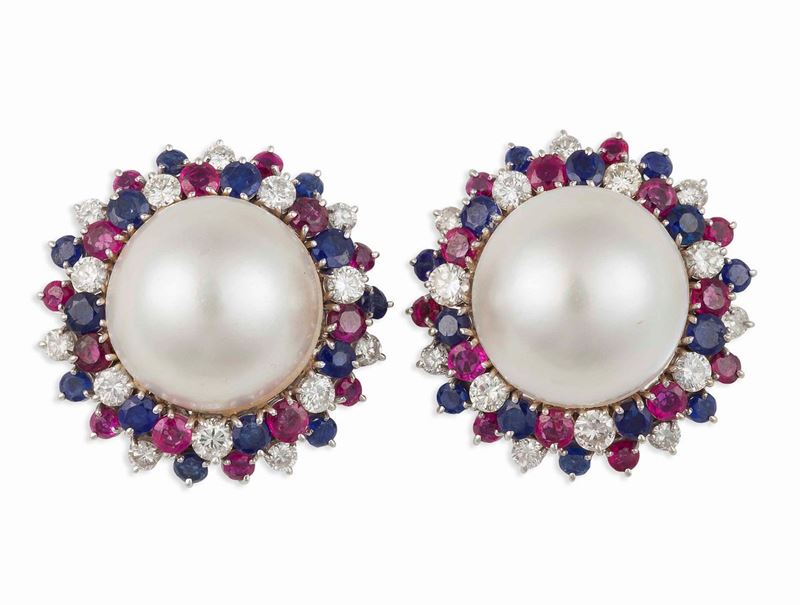 Orecchini con perle mabé, diamanti zaffiri e rubini  - Asta Fine Jewels - II - Cambi Casa d'Aste