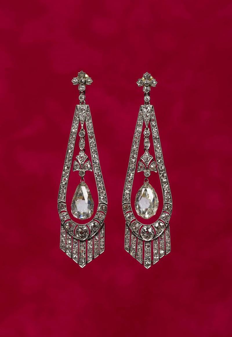 Diamond and platinum pendant earrings with a central Briolette cut diamond drop. French hallmarks. Acquired by the Afghan royal family directly from a member of the Romanov family  - Auction Fine Jewels - II - Cambi Casa d'Aste