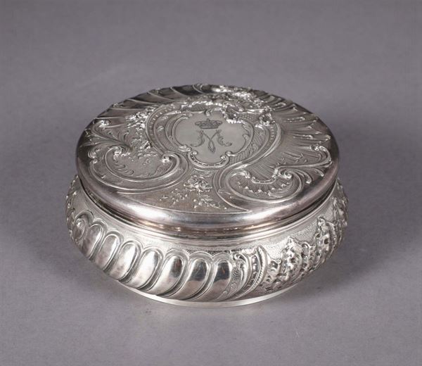 Scatola circolare in argento sbalzato, cesellato e dorato, Italia ultimo quarto del XIX secolo, apparentemente privo di punzonatura
